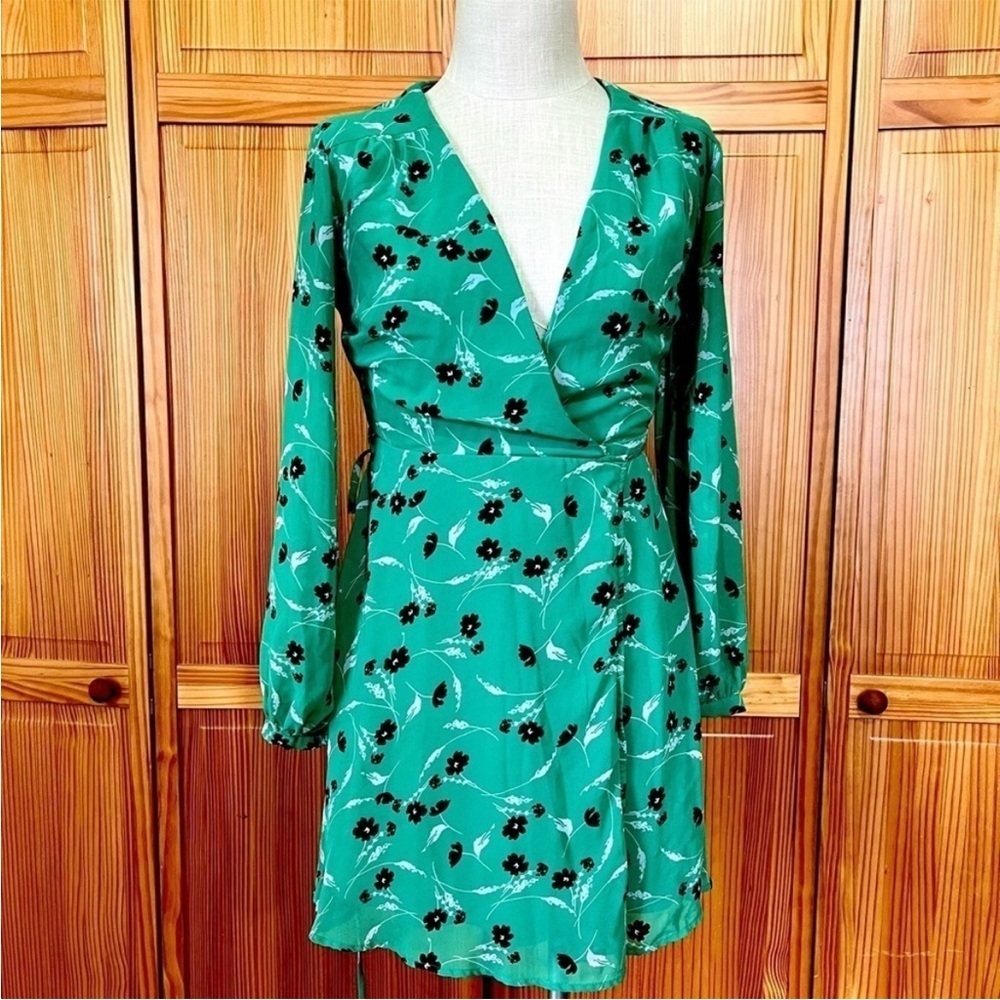 Lulus Small Green Floral V-Neckline Wrap Dress Spring Wedding Guest - Picture 2 of 9